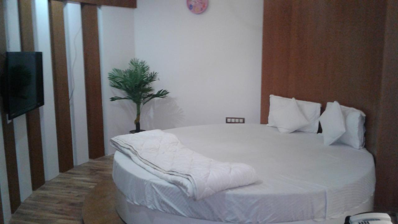 Hotel The Grand Parshwanath Sankeshvar Kültér fotó
