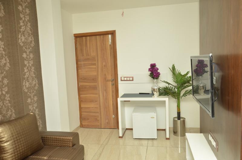 Hotel The Grand Parshwanath Sankeshvar Kültér fotó