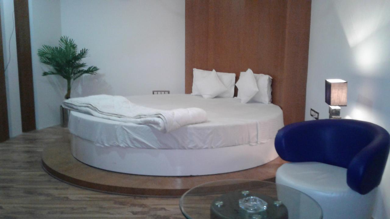 Hotel The Grand Parshwanath Sankeshvar Kültér fotó