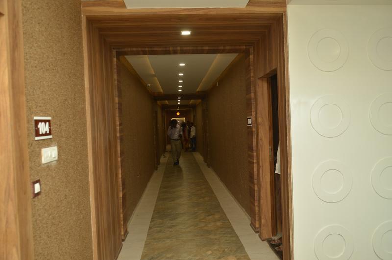 Hotel The Grand Parshwanath Sankeshvar Kültér fotó