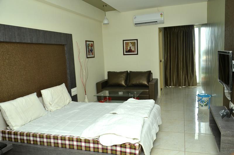 Hotel The Grand Parshwanath Sankeshvar Kültér fotó